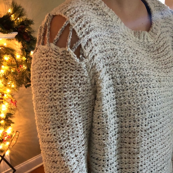 Sweater size Large. - Picture 3 of 4